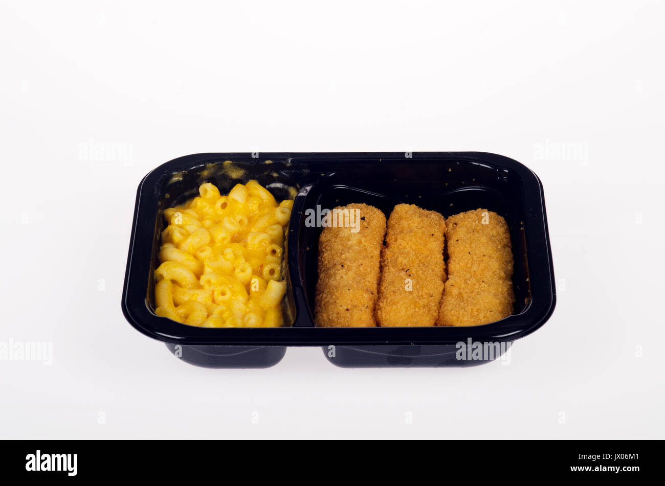 Mac cotto e formaggio con le dita di pollo piatto pronto nel vassoio di plastica su sfondo bianco tagliato fuori, STATI UNITI D'AMERICA Foto Stock