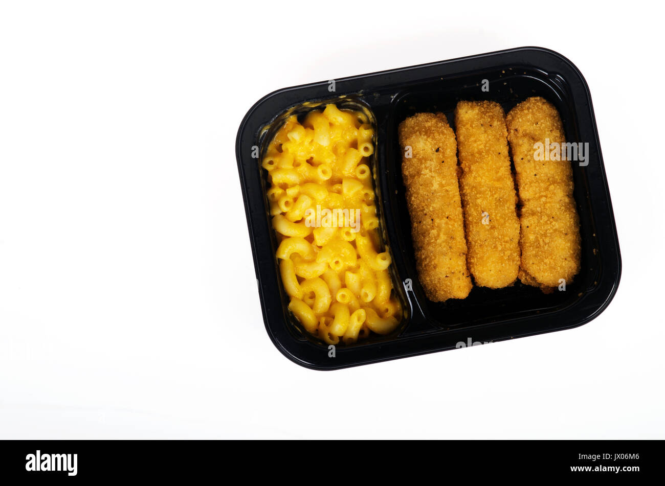 Piatto pronto mac e formaggio con le dita di pollo cotti nel vassoio di plastica su sfondo bianco, isolata. Stati Uniti d'America Foto Stock