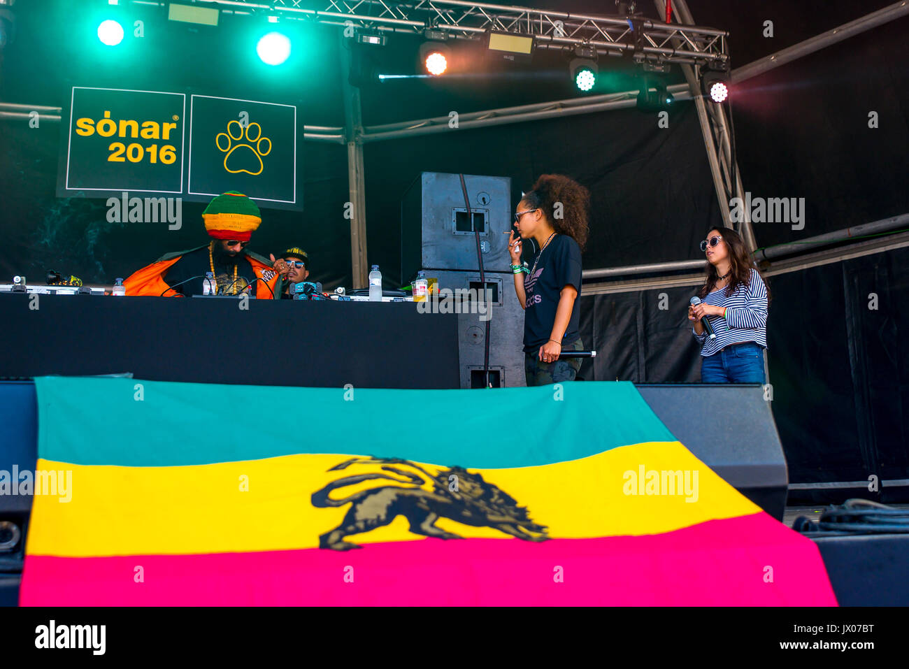 Barcellona - Jun 17: Congo Natty feat. Congo Dubz, tenore Fly, Nanci e Phoebe esibirsi in un concerto al Sonar Festival il 17 giugno 2016 a Barcellona, Sp Foto Stock