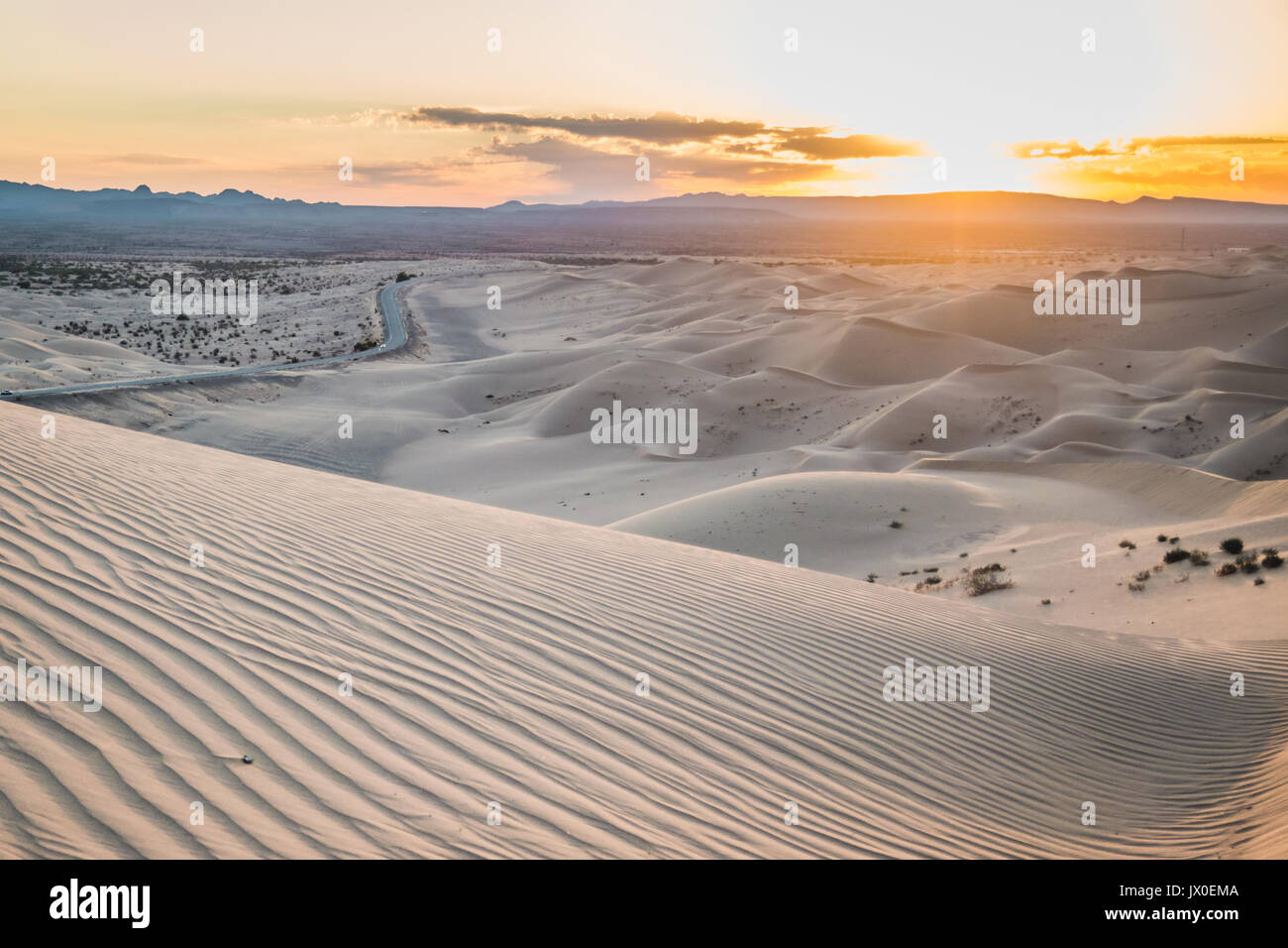 Sunrise a Osborne si affacciano le dune di sabbia in Glamis, CA. Foto Stock