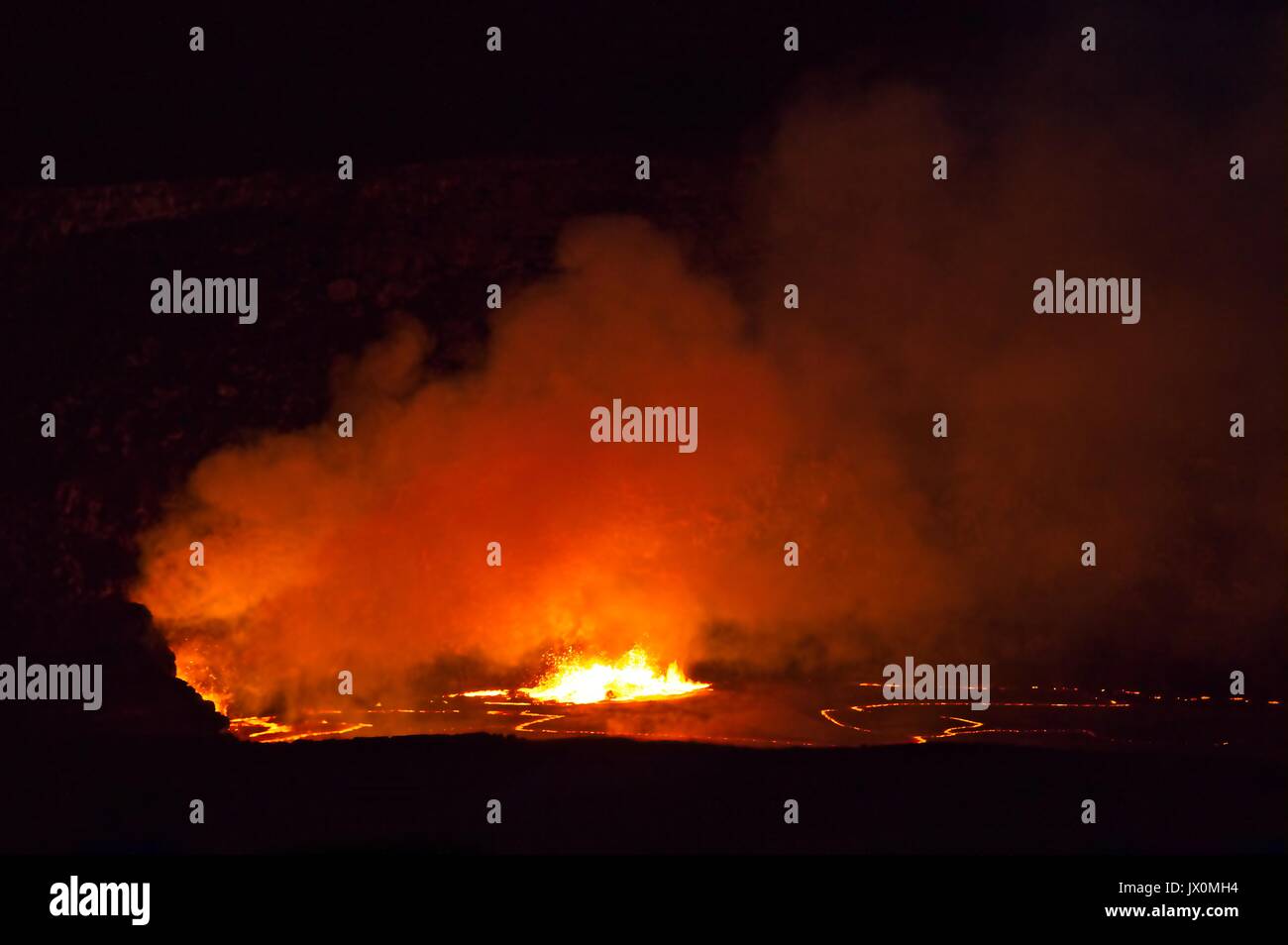 Red Hot Lava, vapore, fumo e fuoco dal vulcano Kilauea in corrispondenza del bordo della caldera a Parco Nazionale dei Vulcani delle Hawaii, Foto Stock