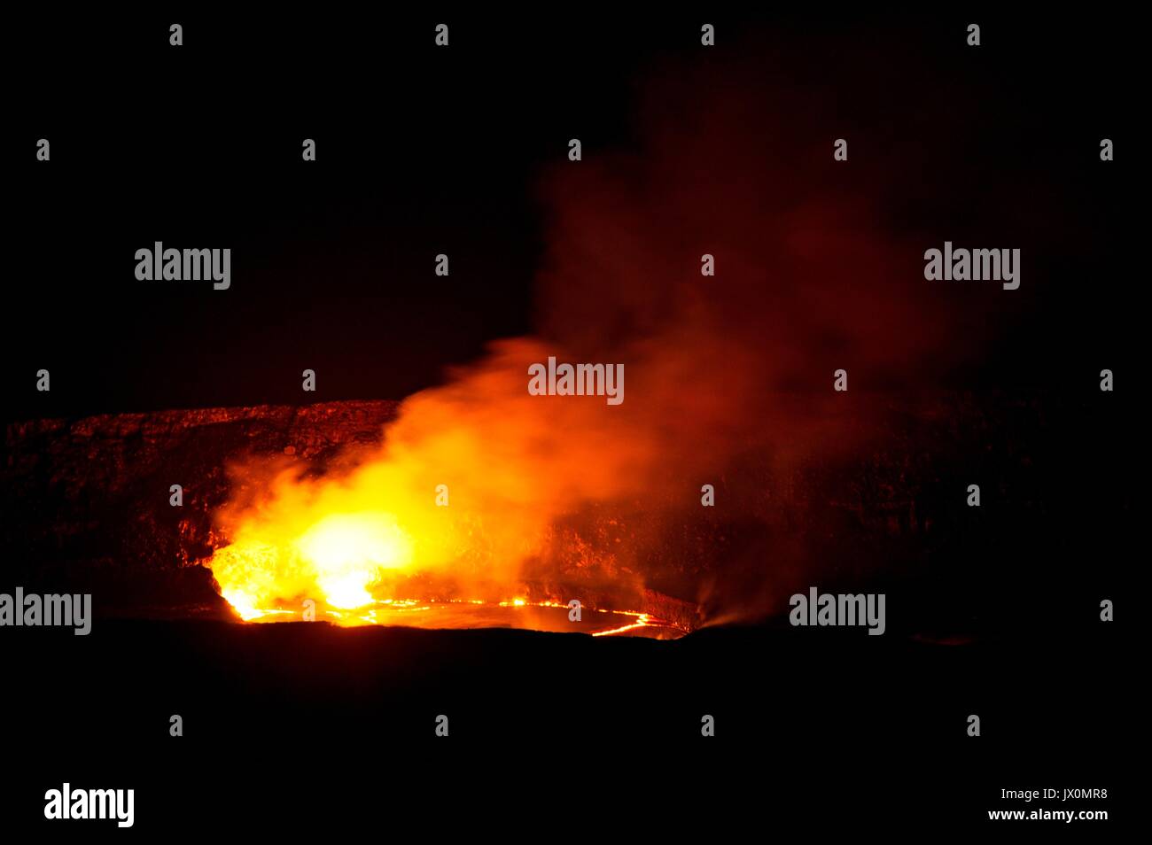 Red Hot Lava, vapore, fumo e fuoco dal vulcano Kilauea in corrispondenza del bordo della caldera a Parco Nazionale dei Vulcani delle Hawaii, Foto Stock