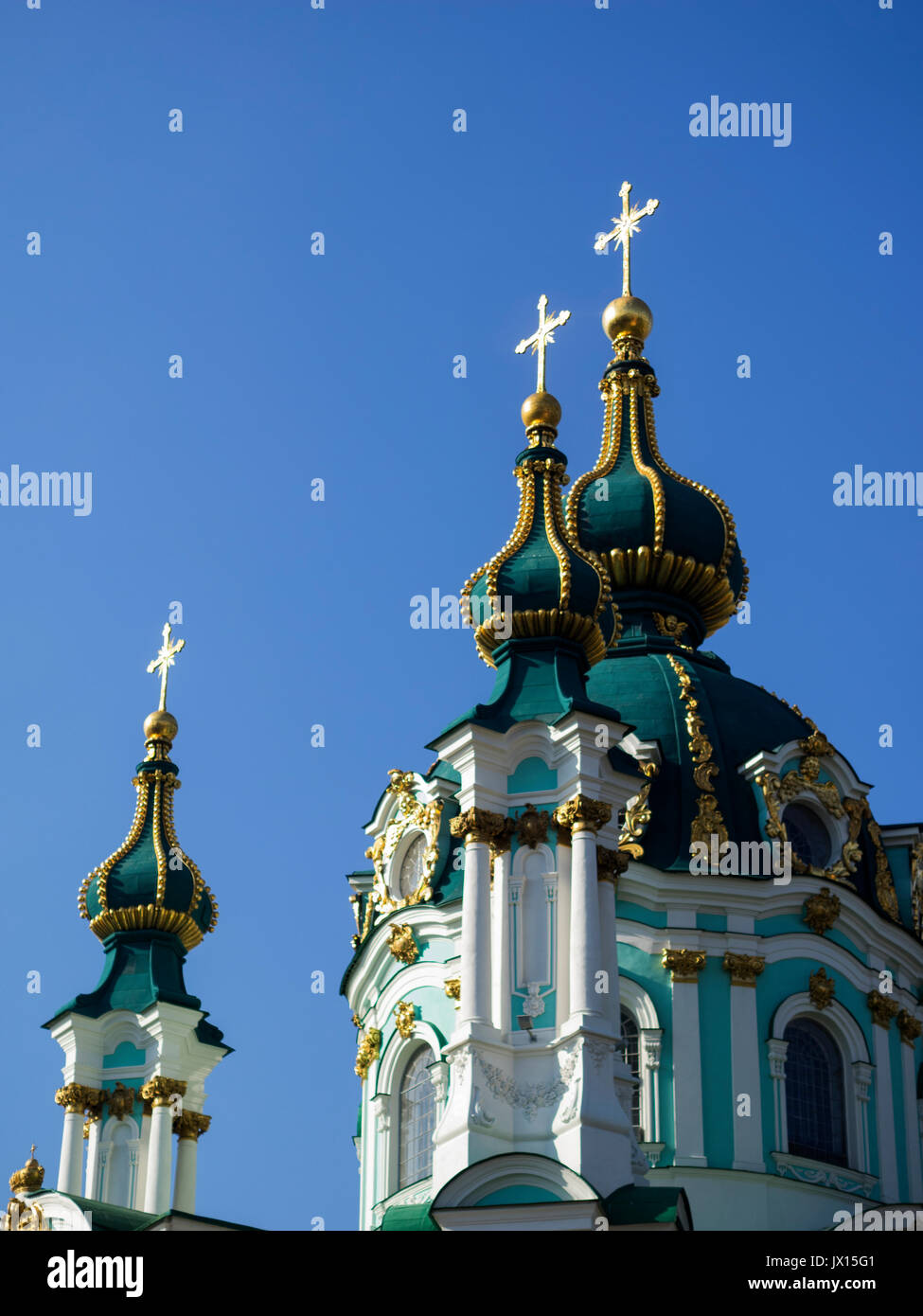 Architettura ornati, cupole e decorazioni dorate di Sant'Andrea Chiesa in Kiev, che fu costruita dal 1747 al 1754. Foto Stock
