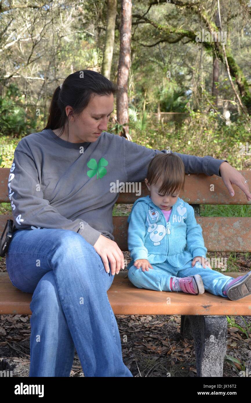 Una madre e figlia di trascorrere del tempo nel parco. Foto Stock