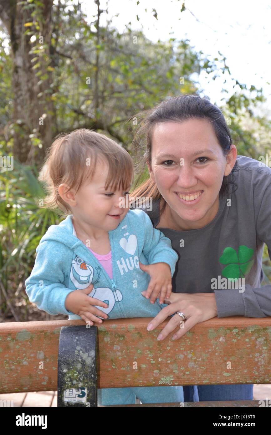 Una madre e figlia di trascorrere del tempo nel parco. Foto Stock