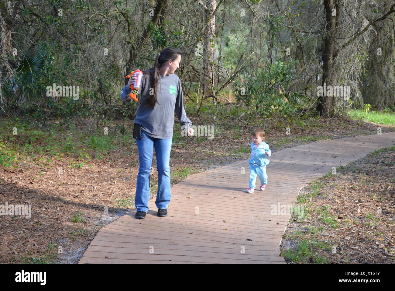 Una madre e figlia di trascorrere del tempo nel parco. Foto Stock