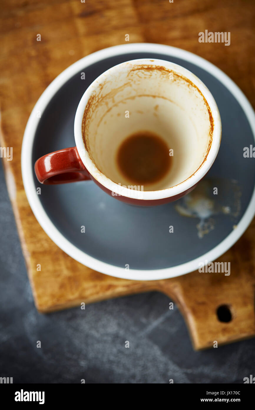 Svuotare il caffè espresso in una classica tazzina Foto Stock