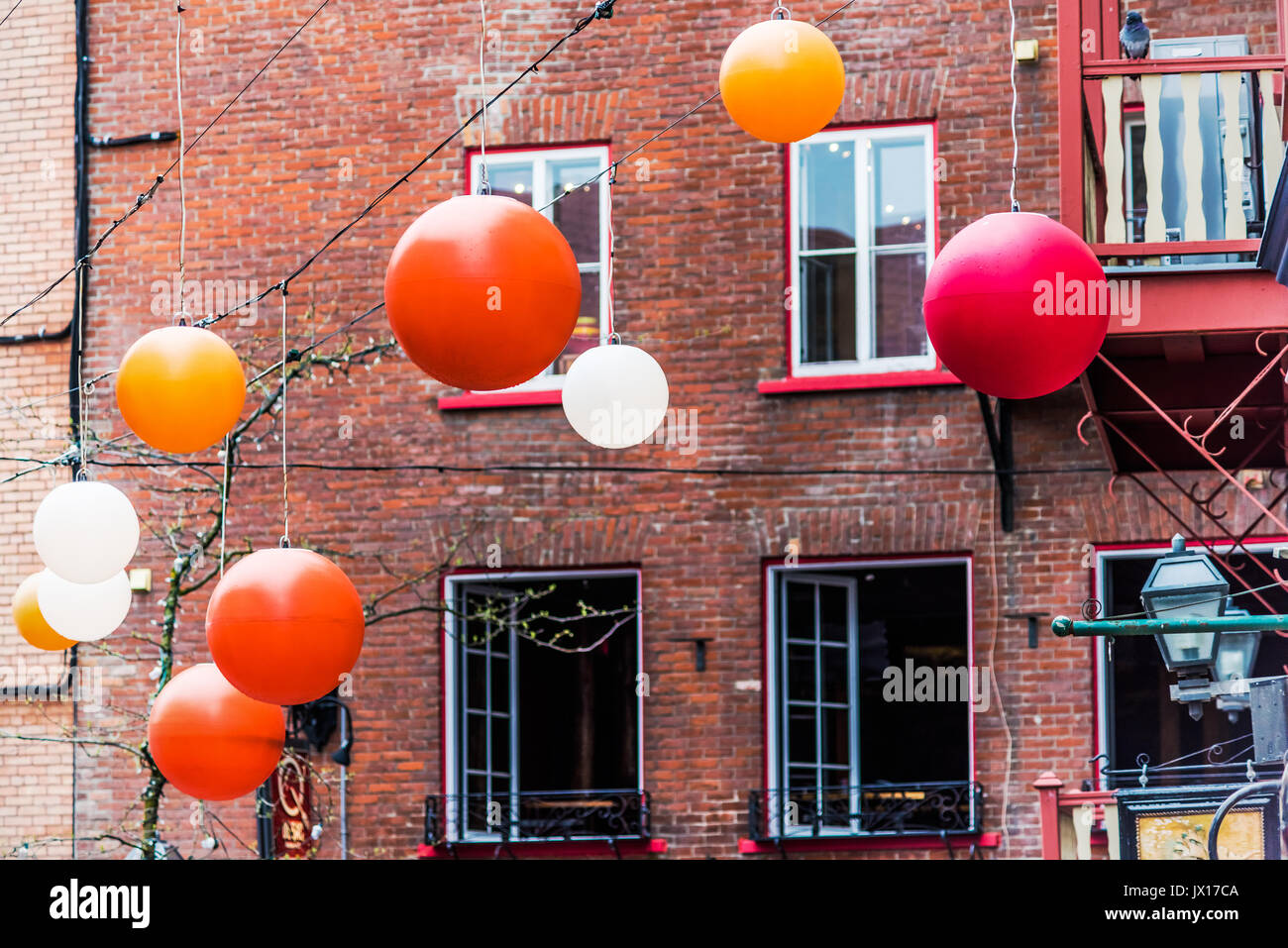 La città di Quebec, Canada - 30 Maggio 2017: Inferiore città vecchia strada di ciottoli chiamato Sous le Fort con ristoranti e appendere decorazioni colorate Foto Stock