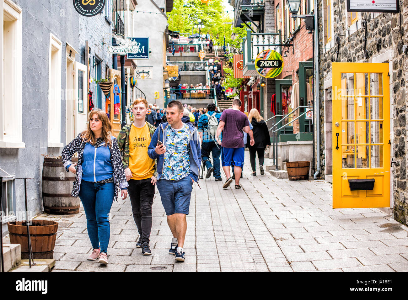 La città di Quebec, Canada - 30 Maggio 2017: Inferiore città vecchia strada chiamata Rue du Petit Champlain con famiglia turistica la gente camminare Foto Stock