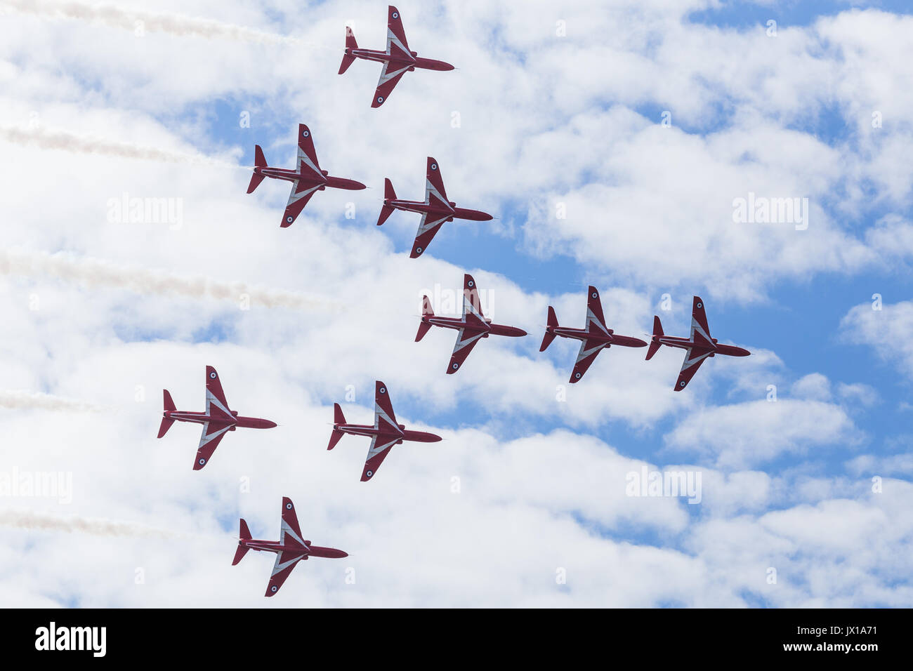 La Royal Air Force aerobatic team display, le frecce rosse riempire il frame come essi volare il Concorde piegare all'Airshow di Blackpool. Foto Stock