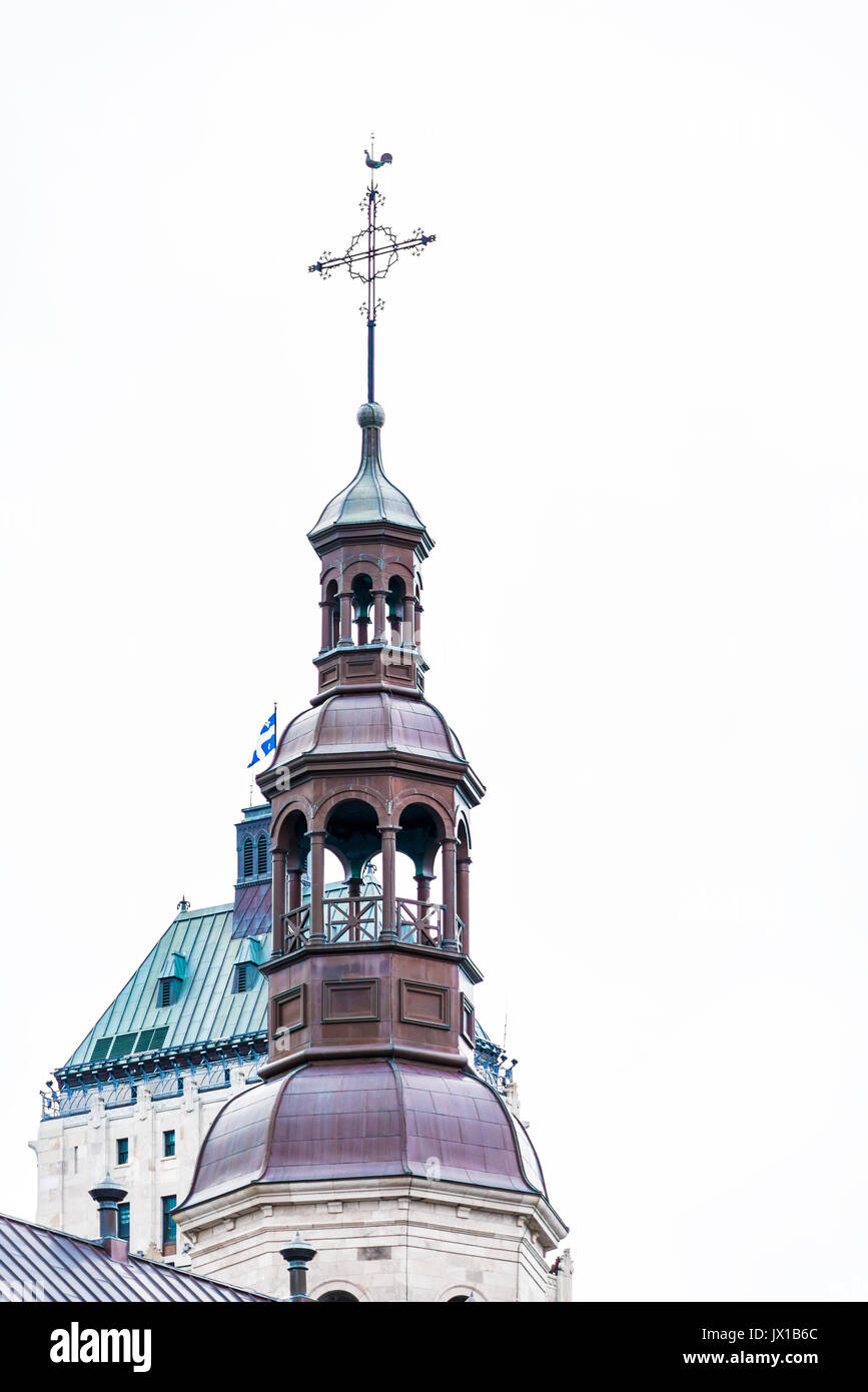 La città di Quebec, Canada - 29 Maggio 2017: Chiesa torre campanile della cattedrale di Notre Dame closeup con la croce e il gallo Foto Stock