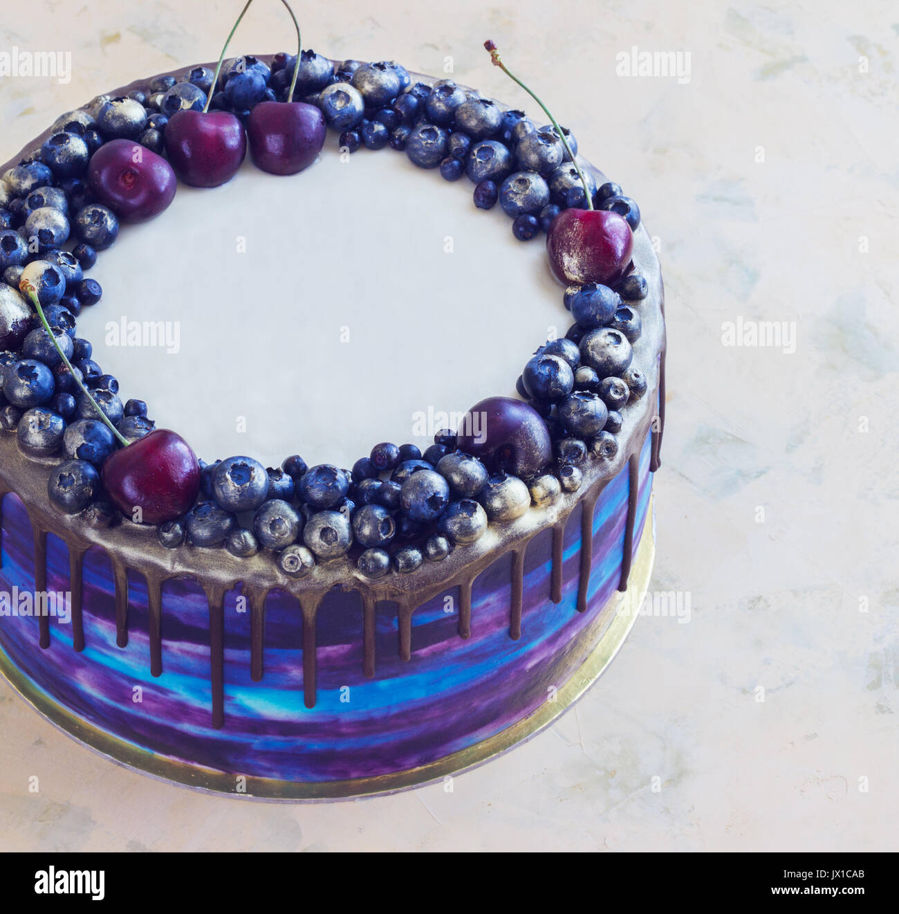 Luminose blu festosa torta con frutti di bosco e cioccolato. tonificante Foto Stock
