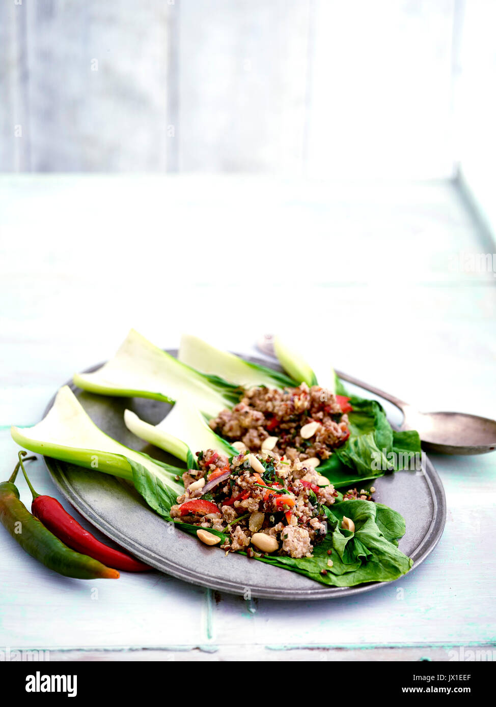 Cavolo cinese o pak choi e satay insalata di arachidi Foto Stock