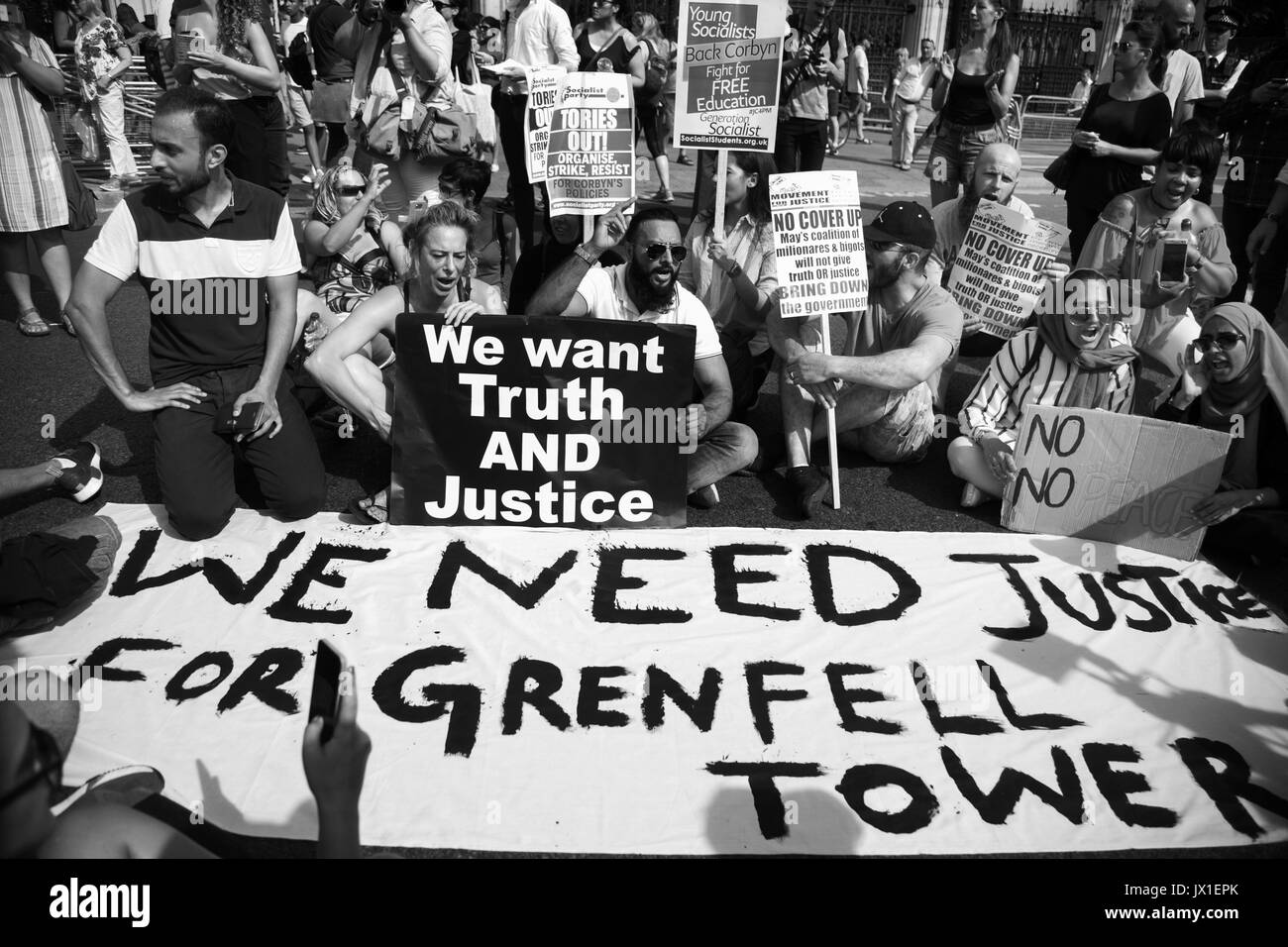 Il giorno di Rage protesta organizzata dal Movimento per la giustizia è andato da Shepherdís Bush a Downing Street e la piazza del Parlamento il 21 giugno 2017, Londra, U Foto Stock