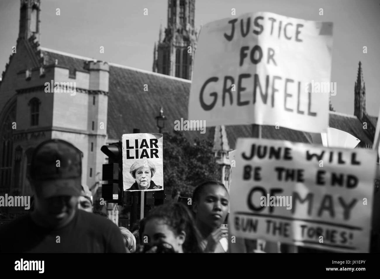 Il giorno di Rage protesta organizzata dal Movimento per la giustizia è andato da Shepherd's Bush a Downing Street e la piazza del Parlamento il 21 giugno 2017, Londra, U Foto Stock