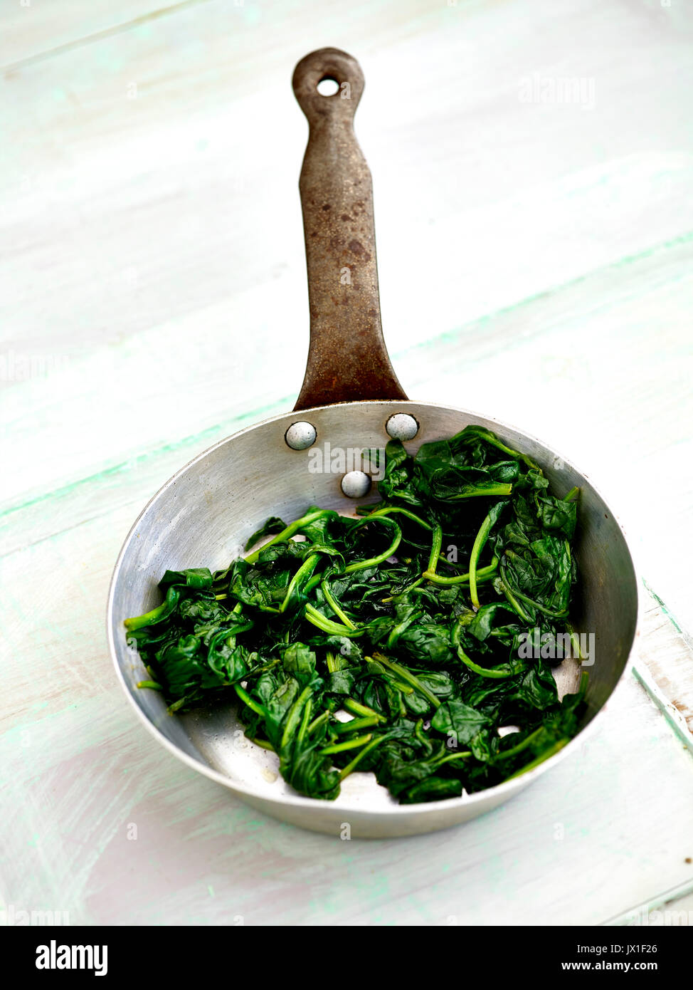 Pan appassì spinaci in piccola padella Foto Stock