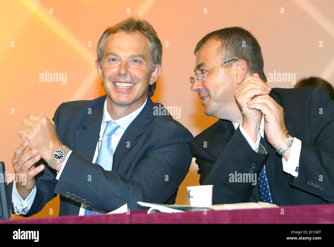 13/08/04 TUC CONFERENZA 2004 BRIGHTON Tony Blair parla a Brendan BARBER GEN SEC TUC. Foto Stock