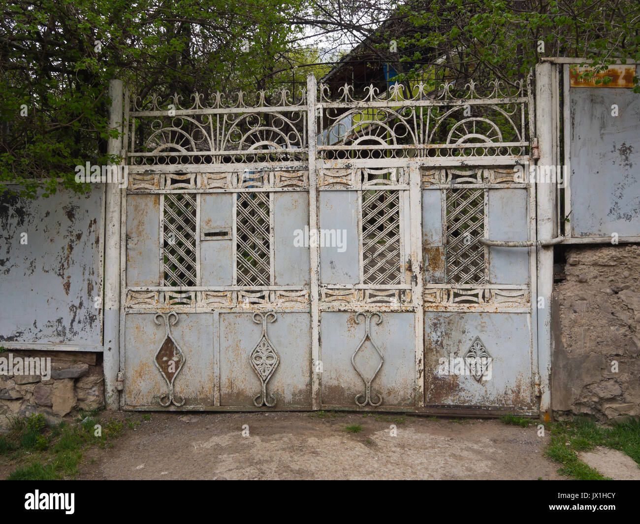 Il piccolo villaggio di Tsaghveri nel Caucaso Minore area della Georgia ha un'architettura che mostra il suo passato come località di villeggiatura in Impero Russo Foto Stock