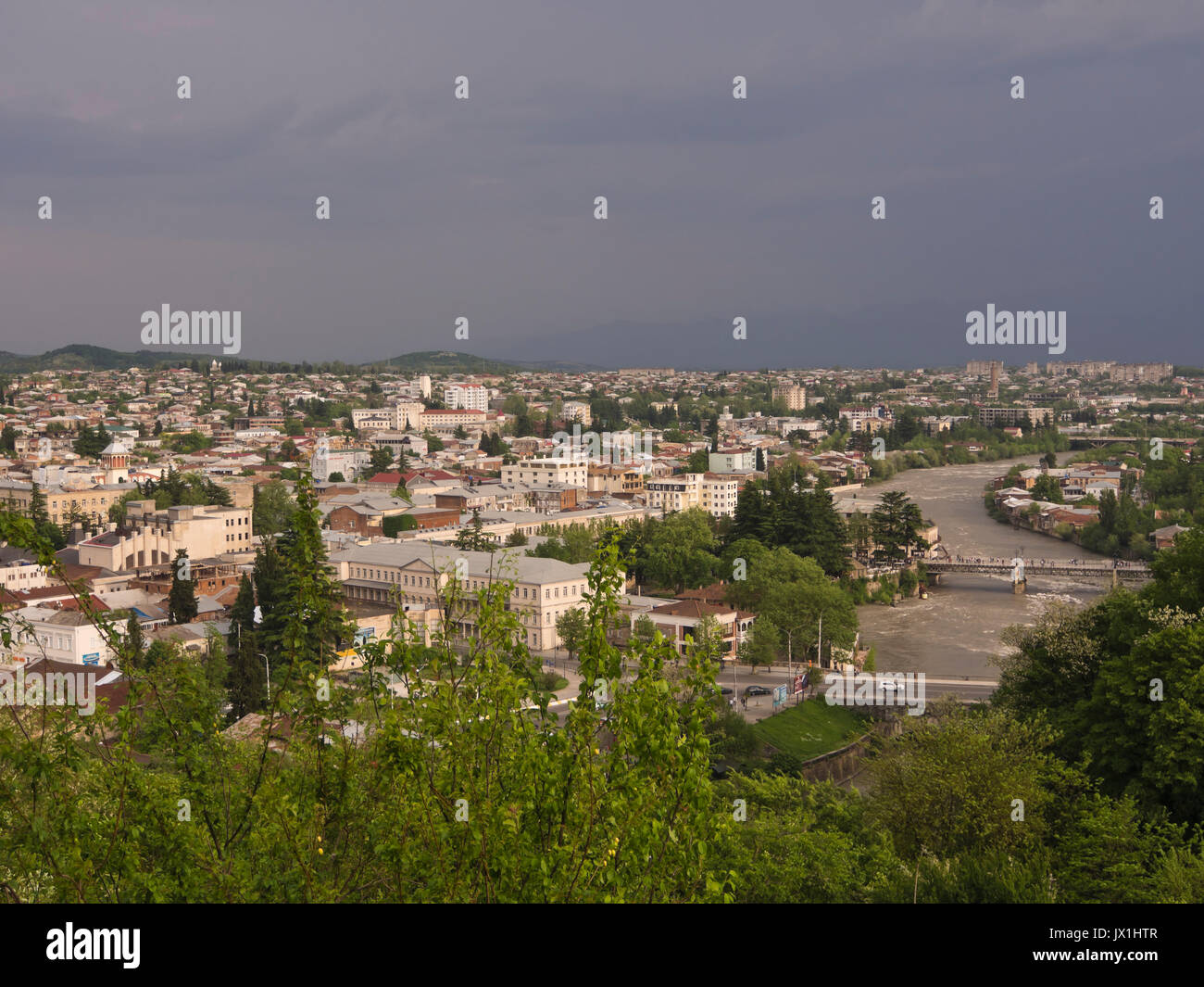 Vista panoramica della città di Kutaisi in Georgia, sera la luce del sole e la tempesta all'orizzonte Foto Stock