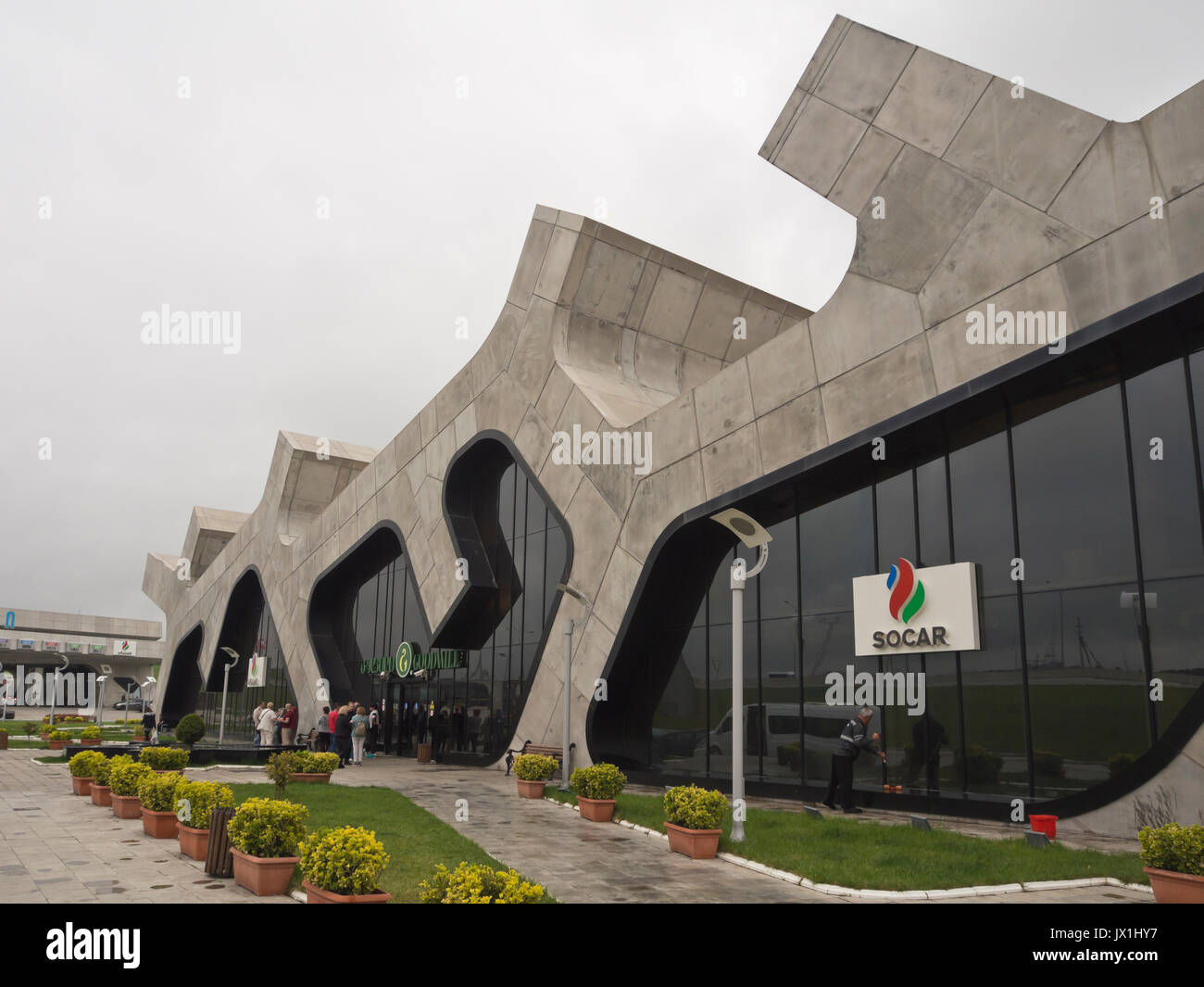 Futuristico di arresto sul ciglio della strada per i viaggiatori con il resto delle camere, shop e più lungo la E-60 in autostrada in Georgia a ovest di Tbilisi Foto Stock