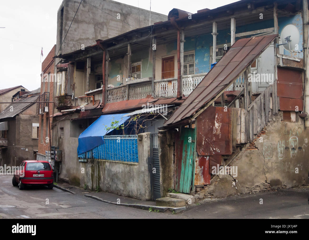 Il distretto tra piazza della Libertà e il fiume Kura nel centro di Tbilisi Georgia ha molte strade strette con le vecchie case fatiscenti. Foto Stock