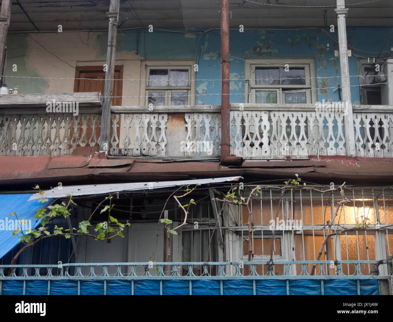 Il distretto tra piazza della Libertà e il fiume Kura nel centro di Tbilisi Georgia ha molte strade strette con le vecchie case fatiscenti. Foto Stock