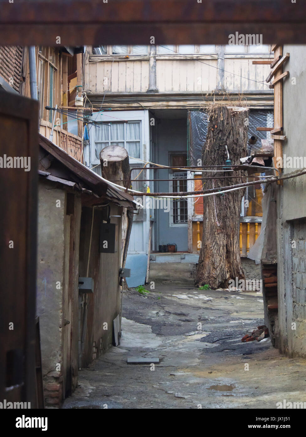 Il distretto tra piazza della Libertà e il fiume Kura nel centro di Tbilisi Georgia ha molte strade strette con le vecchie case fatiscenti. Foto Stock