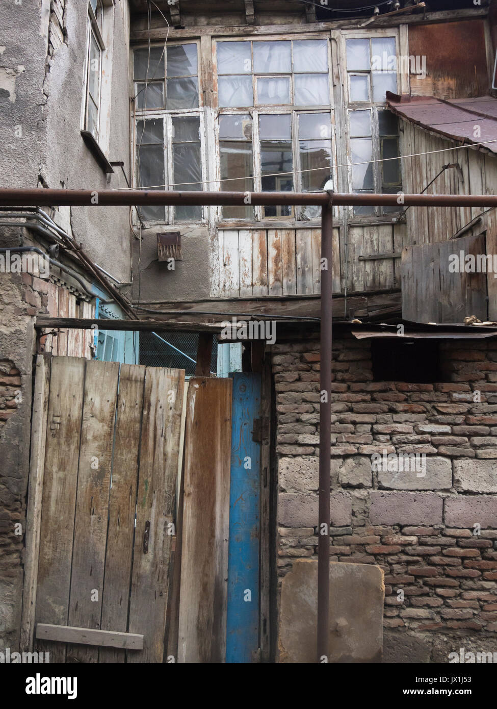 Il distretto tra piazza della Libertà e il fiume Kura nel centro di Tbilisi Georgia ha molte strade strette con le vecchie case fatiscenti. Foto Stock