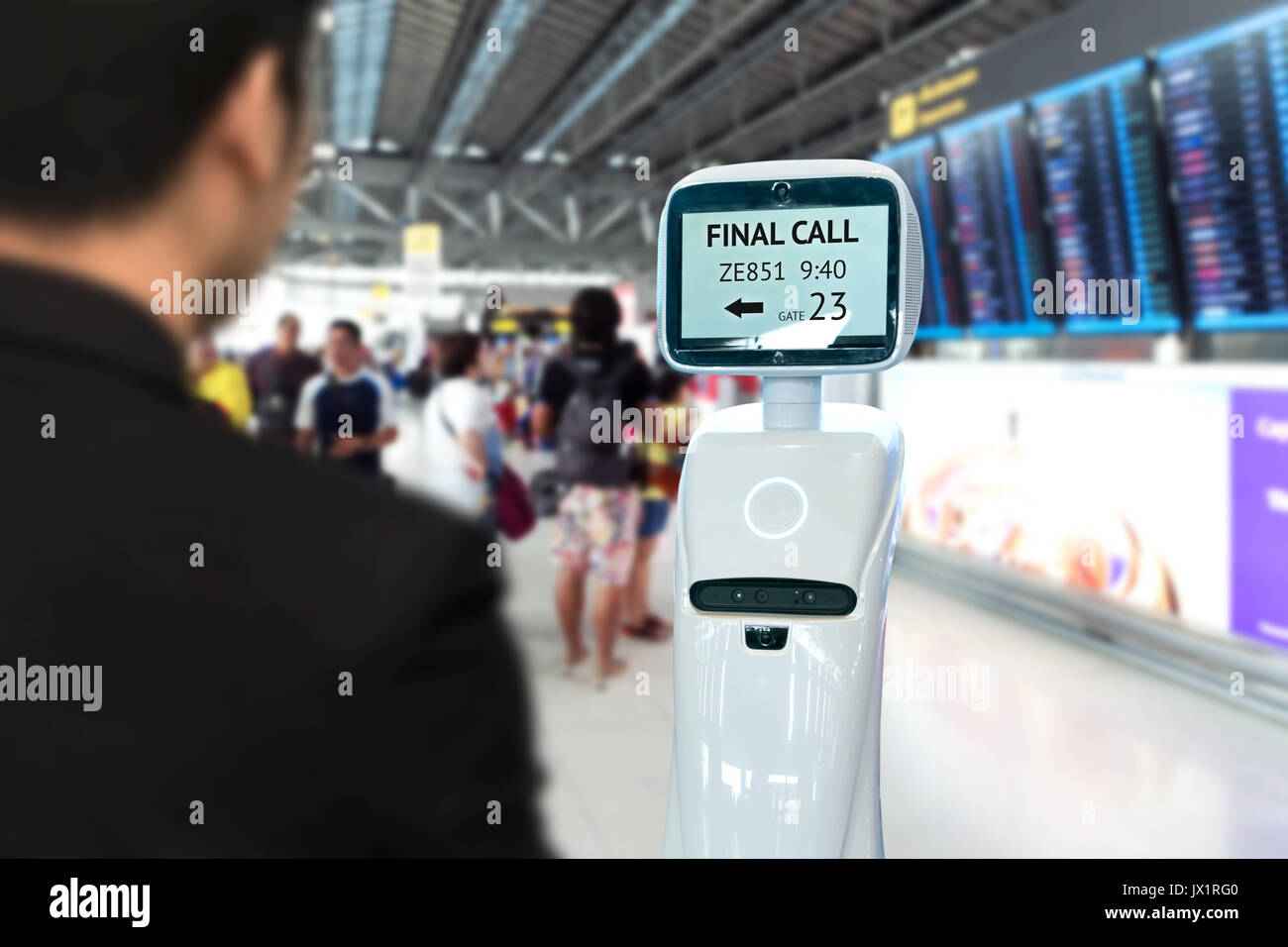 Imprenditore suit passeggeri devono utilizzare auto chcek guida-nei robot assistente per biglietto e accompagnarli alla loro porta all aeroporto internazionale. Foto Stock