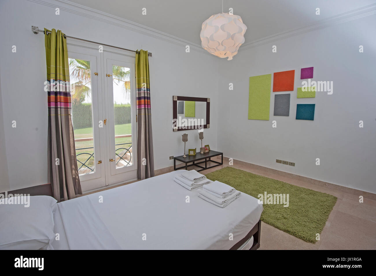 Interior design decor e arredamento di lusso home mostra camera da letto con letto singolo Foto Stock