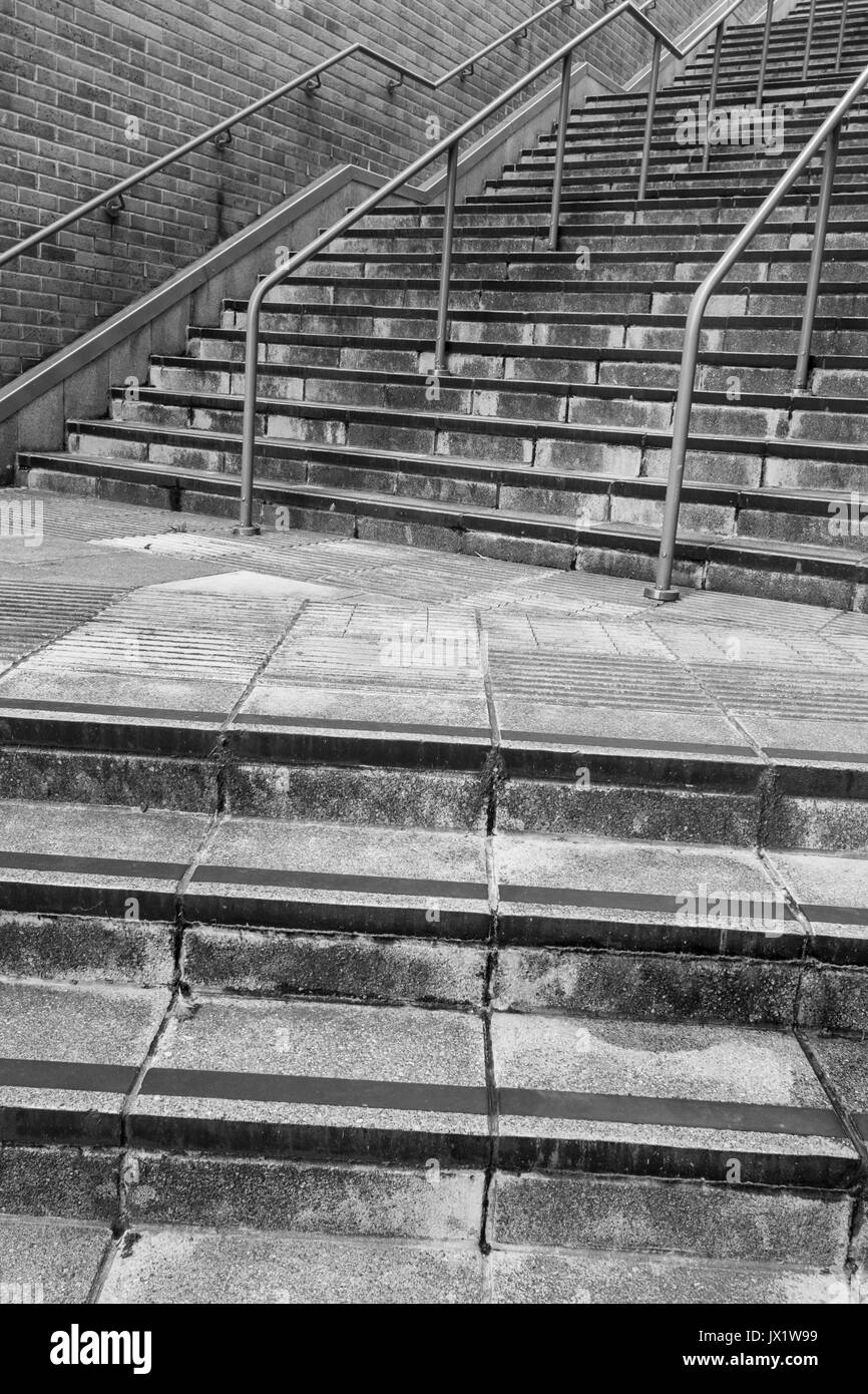 Facchino in calcestruzzo di gradini e corrimano in acciaio. Per la vita urbana, scala di carriera di arrampicata, scala aziendale, salire sulla scala della proprietà, scala fino a nessun punto Foto Stock