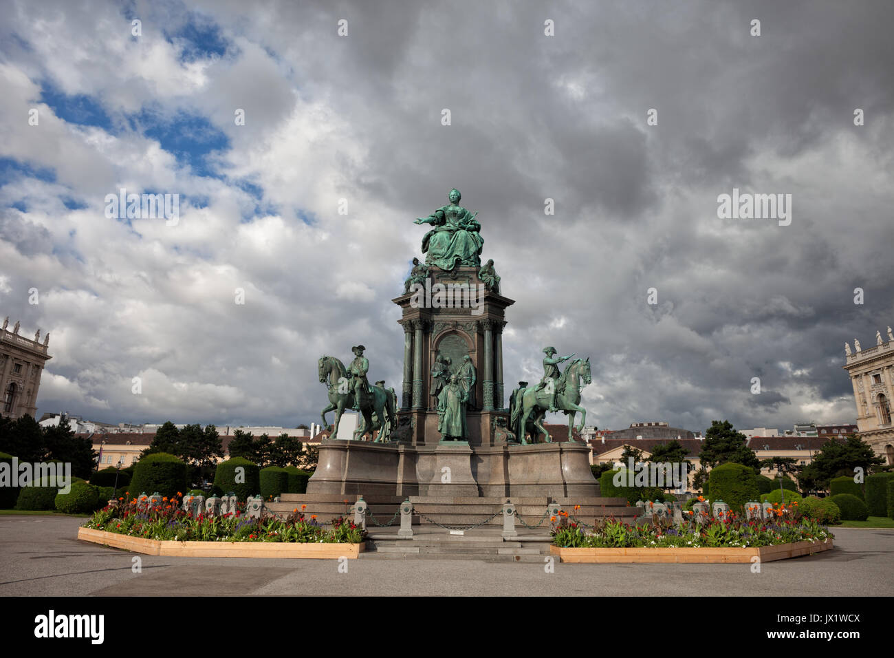 Austria, Vienna, Maria Theresien Platz, l'Imperatrice Maria Teresa monumento, ha rivelato nel 1888 Foto Stock