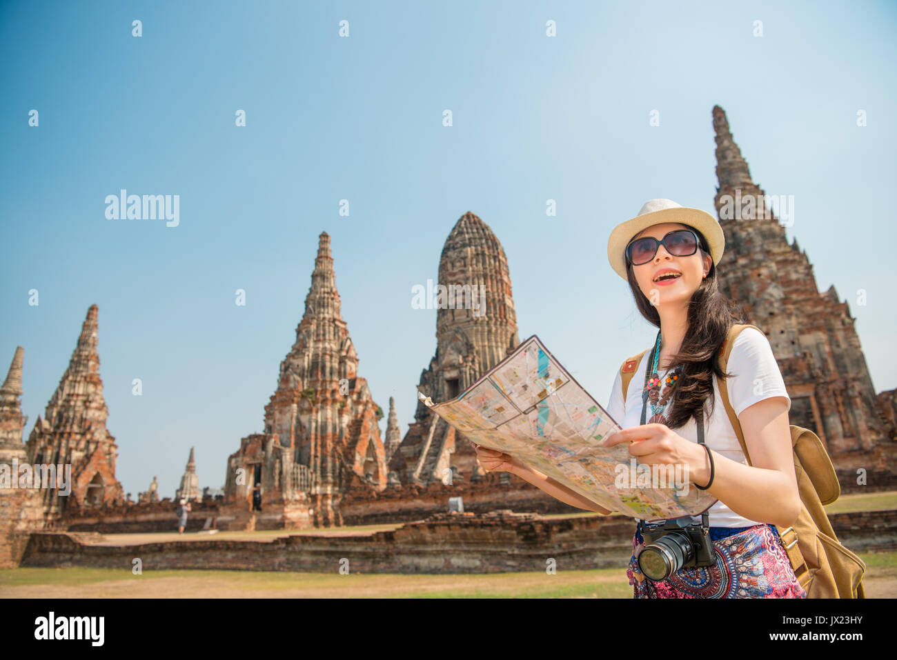 Viaggi Thailandia Ayutthaya donna turistica su Asia sightseeing azienda mappa con grande pagoda e spettacolare attrazione buddista in Wat Chaiwatthanaram. A Foto Stock