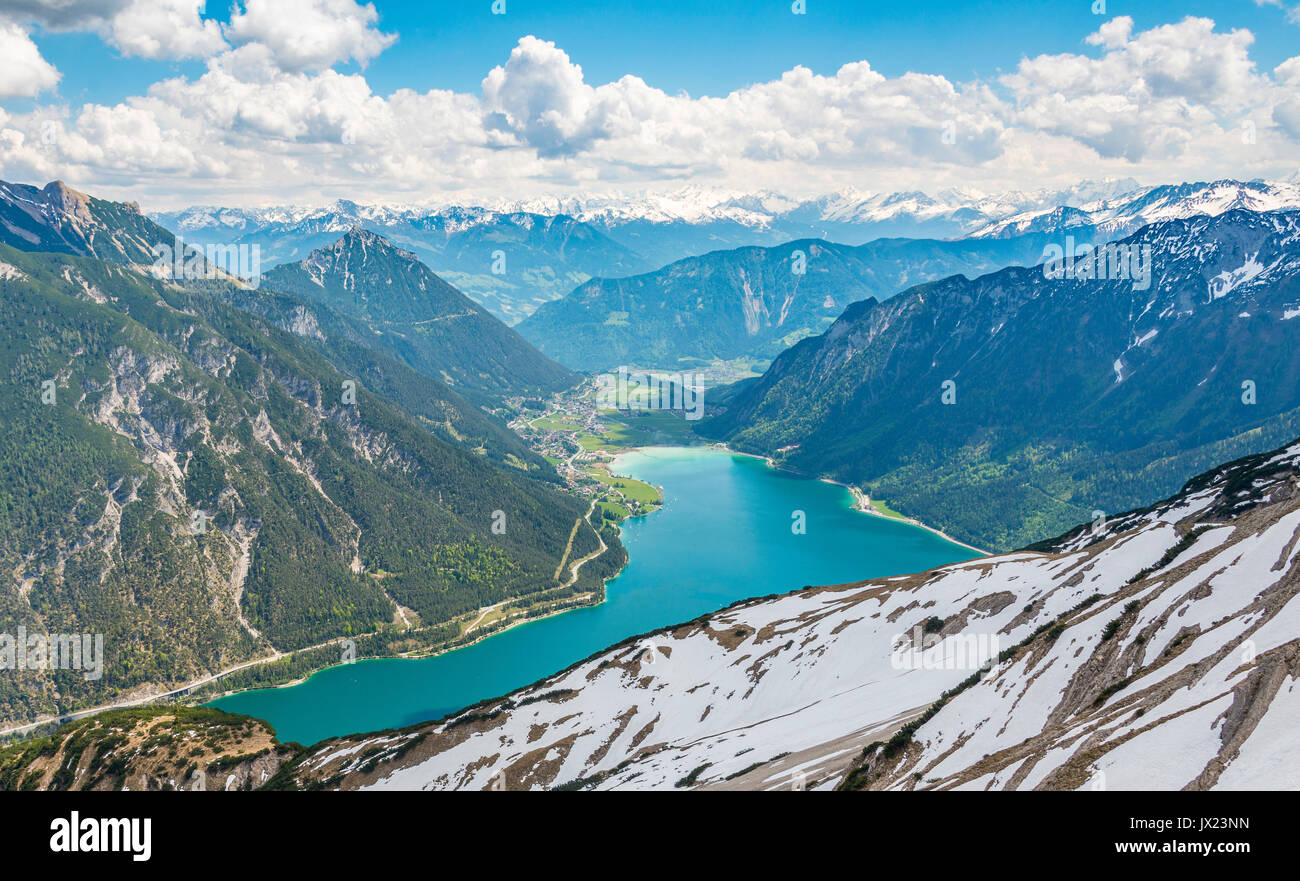 Vista sul lago di Achen e innevate della catena principale delle Alpi, molla, Tirolo, Austria Foto Stock