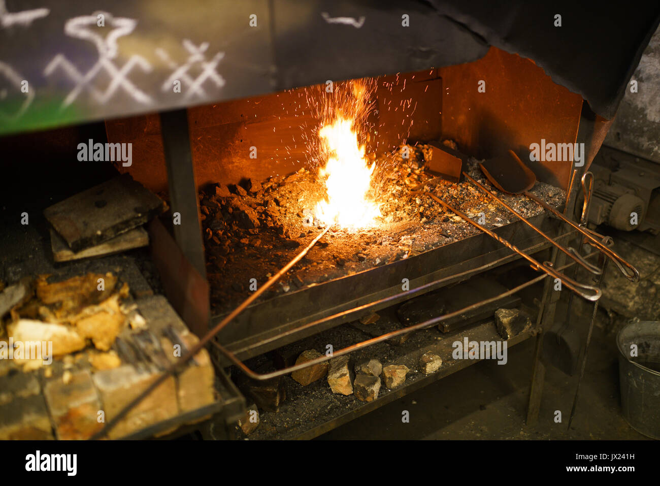 Fabbro forno fire in officina per riscaldamento di metallo Foto Stock