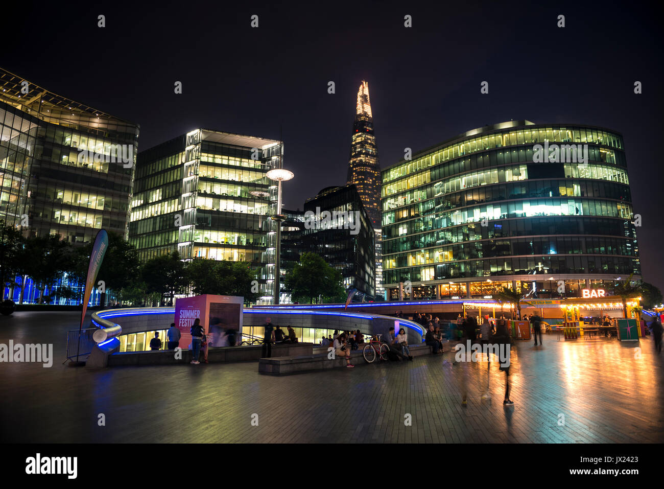 Lungomare di notte, più Londra Riverside, Shard sul retro, London, England, Regno Unito Foto Stock