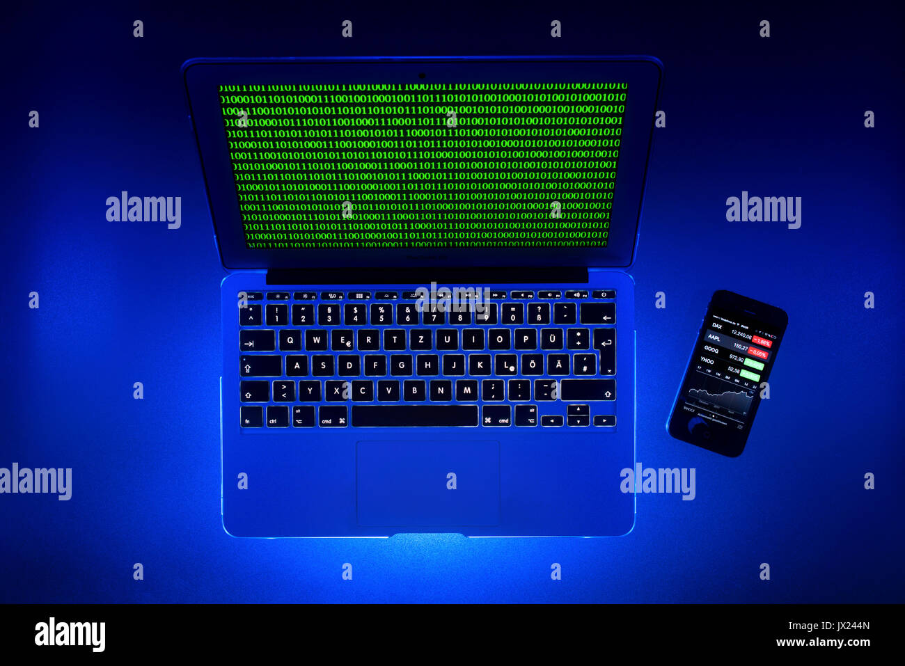 Laptop, immagine simbolica, criminalità informatica e criminalità informatica, hacker, sicurezza dei dati, frodi finanziarie, le quotazioni di borsa sullo smartphone Foto Stock