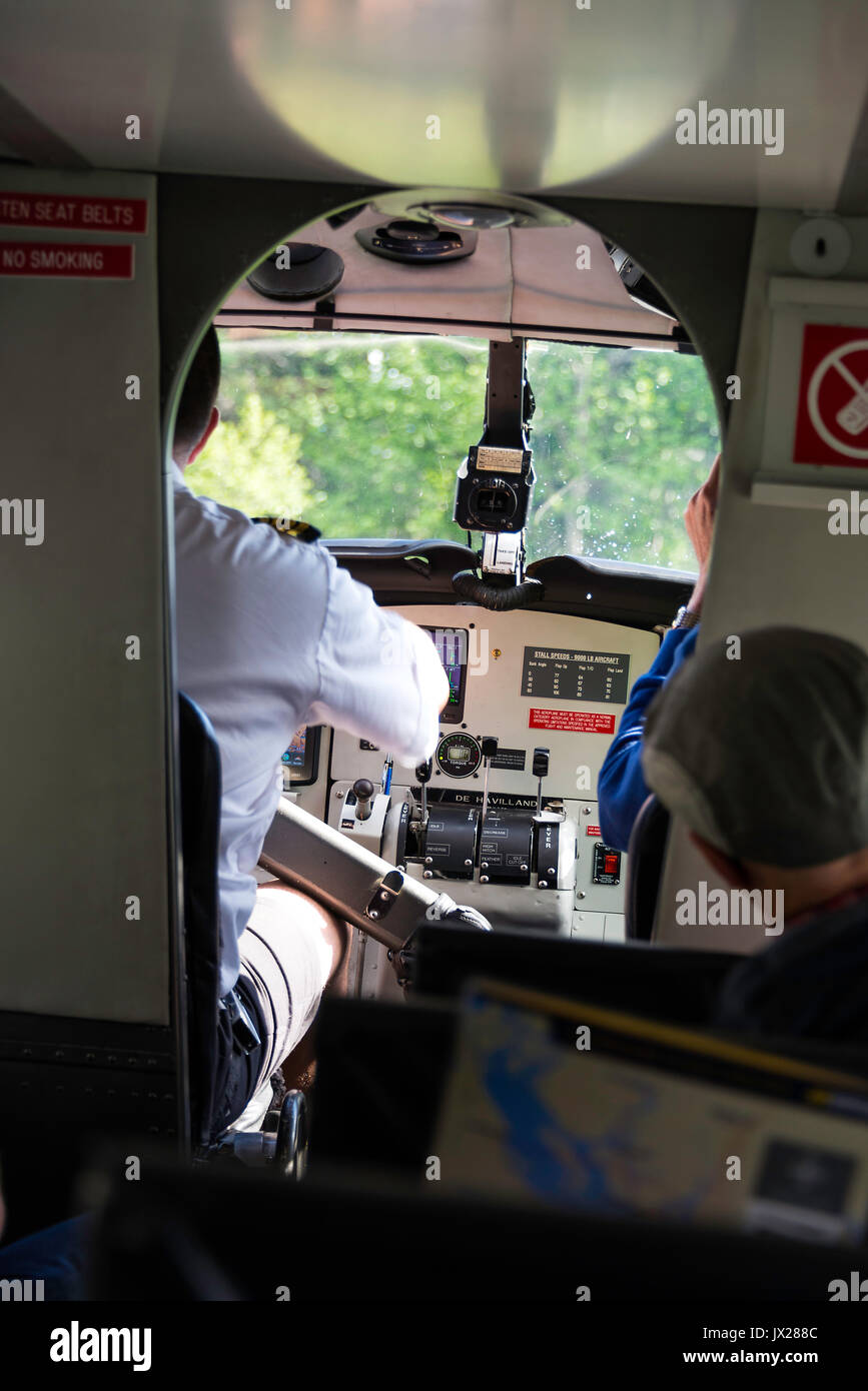 Cockpit del dehavilland canada DHC-3 singola turbina otter idrovolante decollare da verde lago di Whistler della Columbia britannica in Canada Foto Stock