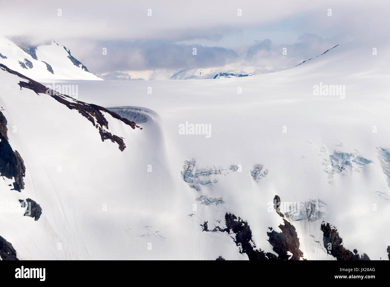 Vista da un idrovolante al di sopra delle montagne innevate e ghiacciai vicino a Whistler Ski Resort della Columbia britannica in Canada Foto Stock