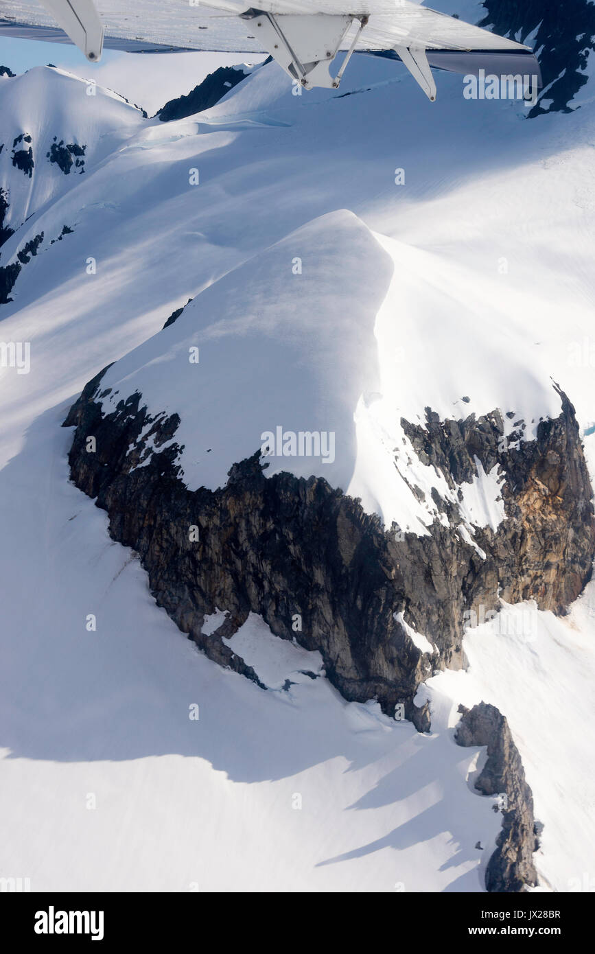 Vista da un idrovolante al di sopra delle montagne innevate e ghiacciai vicino a Whistler Ski Resort della Columbia britannica in Canada Foto Stock