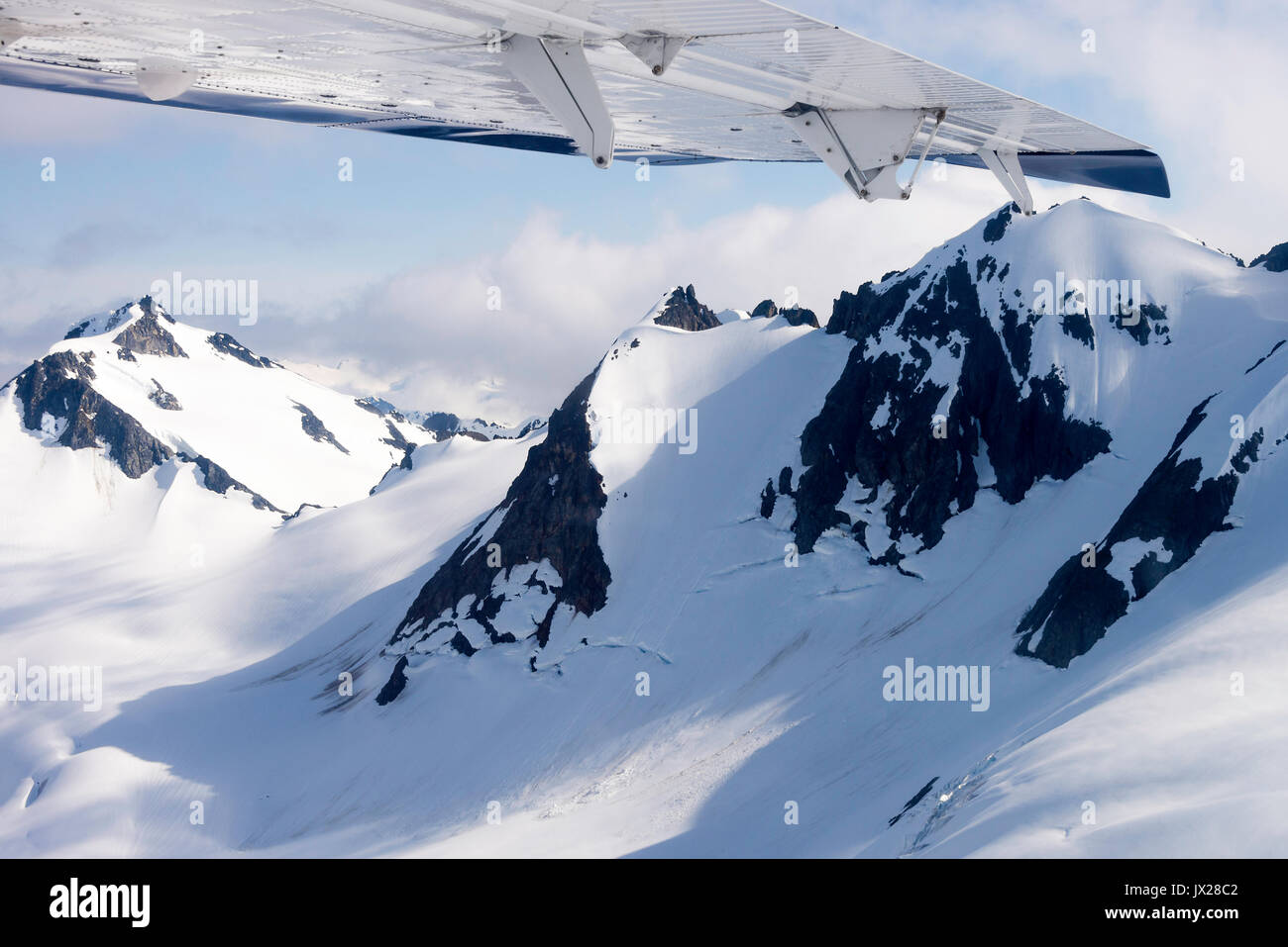 Vista da un idrovolante al di sopra delle montagne innevate e ghiacciai vicino a Whistler Ski Resort della Columbia britannica in Canada Foto Stock