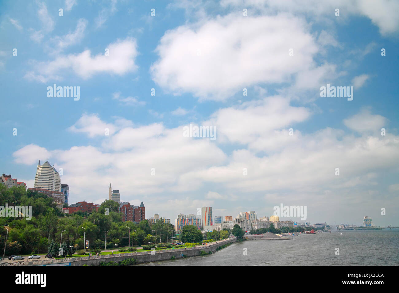 Dnipropetrovsk embankment (Dnepr) contro il cielo con le nuvole Foto Stock