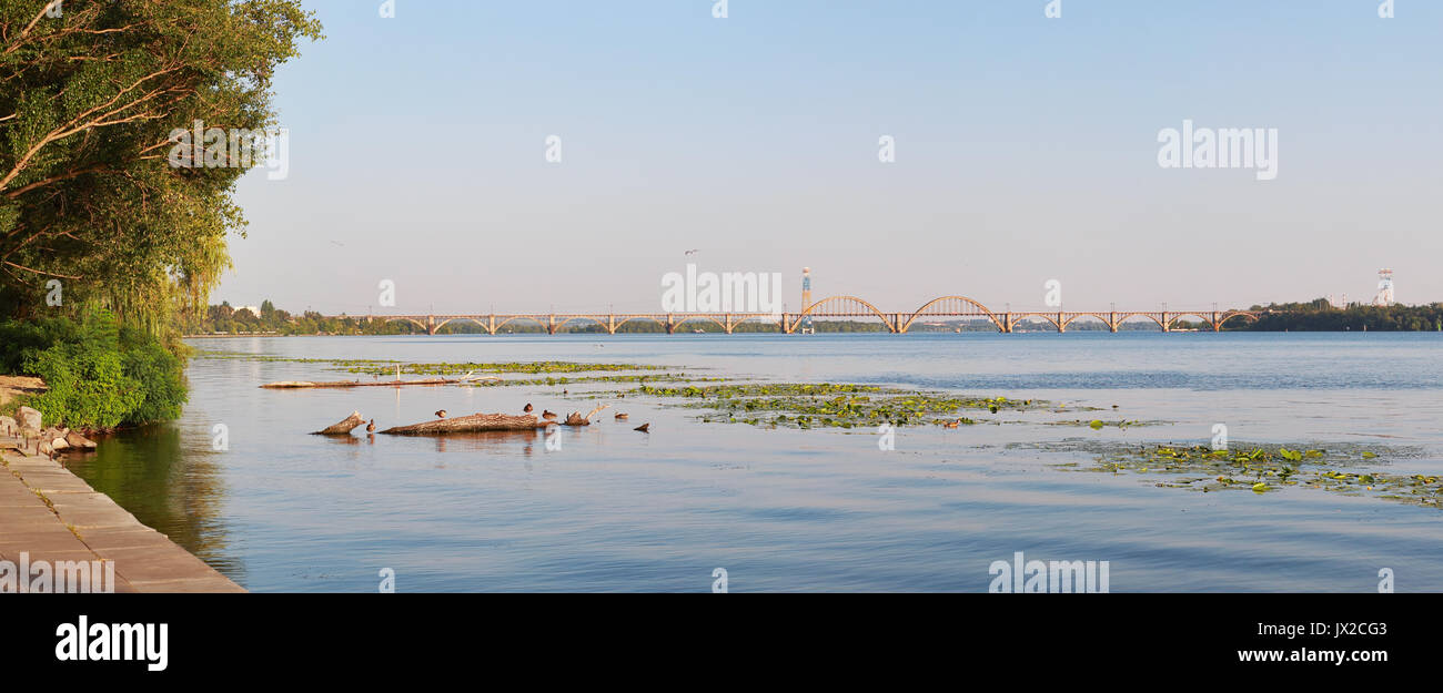 Panorama del paesaggio, 'Merefa-Cherson' ponte ferroviario attraverso il fiume Dnieper in Dnepropetrovsk, Ucraina Foto Stock