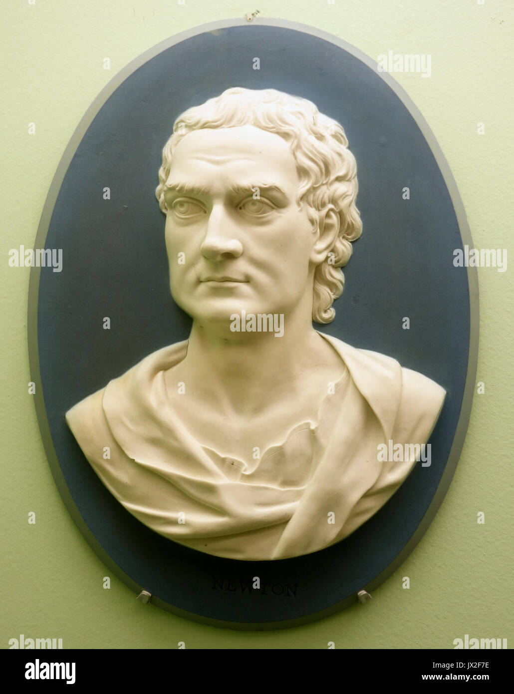 Un ritratto Wedgwood di Sir Isaac Newton, modellato da William Hackwood tra il 1777 e il 1779, che mostra il grande scienziato in forma ceramica. Foto Stock