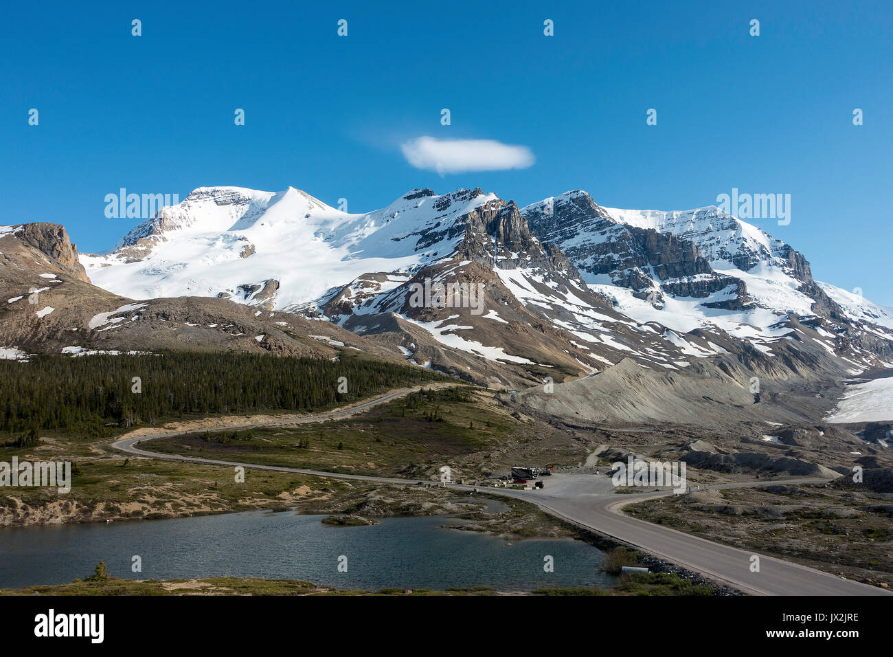 Il Columbia Icefield con il Ghiacciaio Athabasca e montagne coperte di neve sulla Icefields Parkway il Parco Nazionale di Banff Alberta Canada Foto Stock