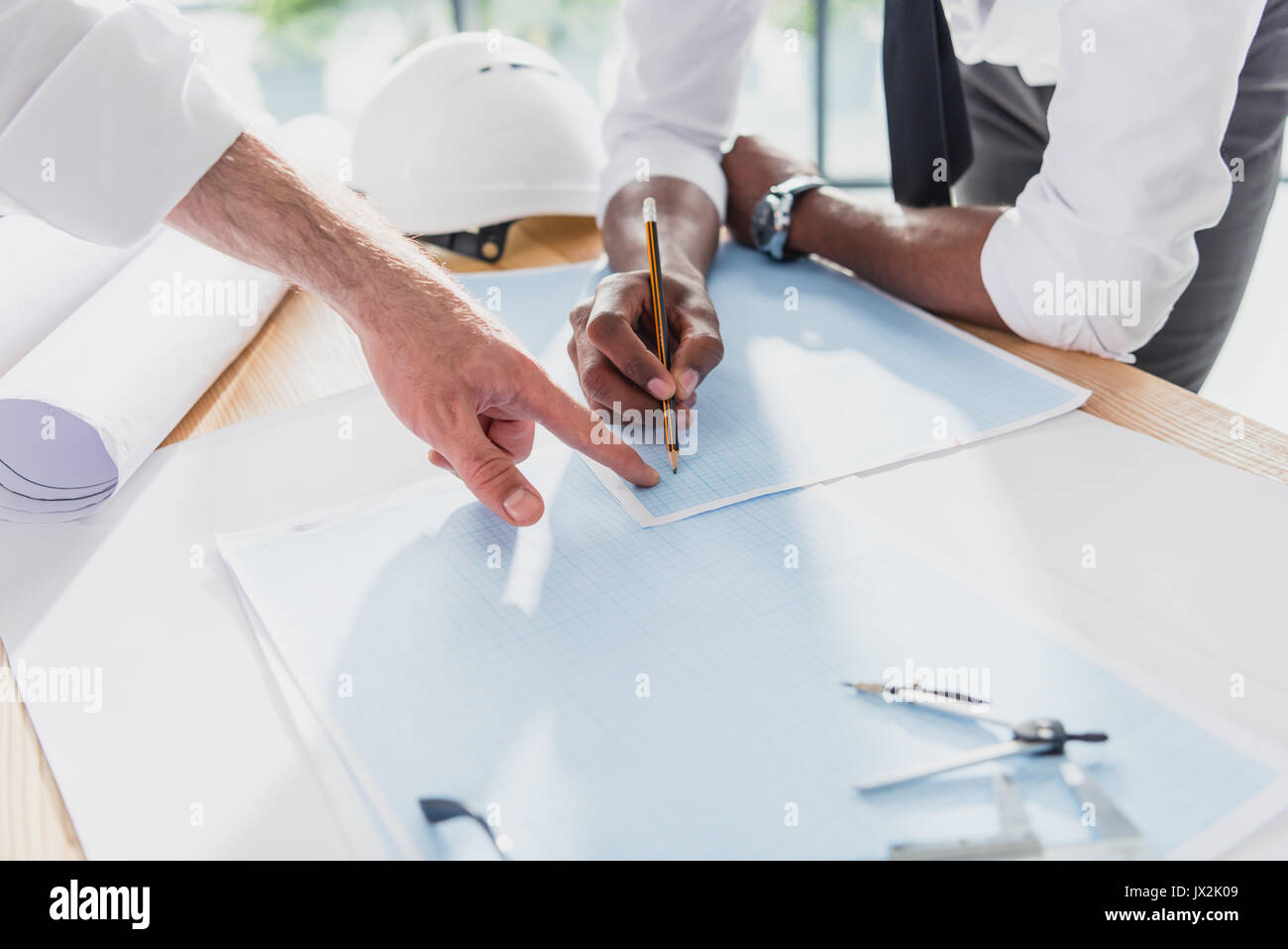 Architetti professionisti in abbigliamento formale di lavoro ufficio moderno, imprenditori gruppo Foto Stock