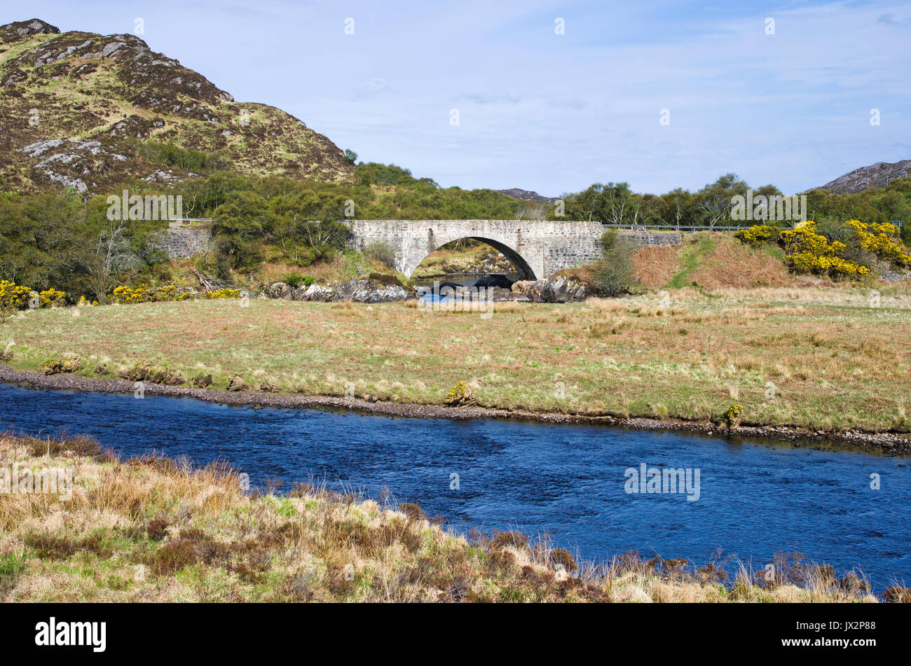 Laxford ponte sopra il fiume Laxford in Sutherland, Northwest Highlands, Scozia UK. Il vecchio strette di pietra porta a ponte la A838 strada principale. Foto Stock