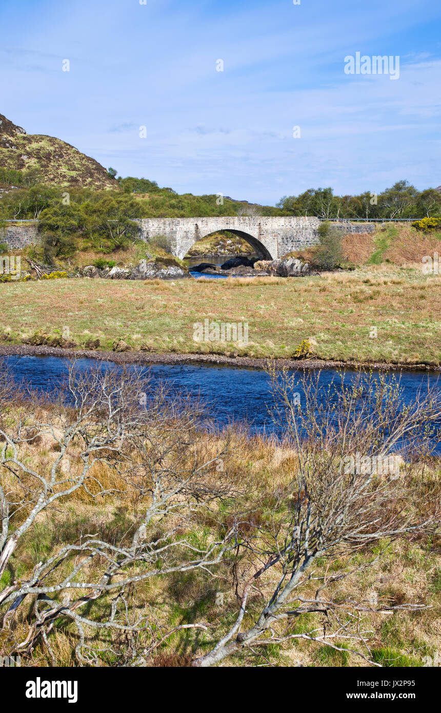 Laxford ponte sopra il fiume Laxford in Sutherland, Northwest Highlands, Scozia UK. Il vecchio strette di pietra porta a ponte la A838 strada principale. Foto Stock