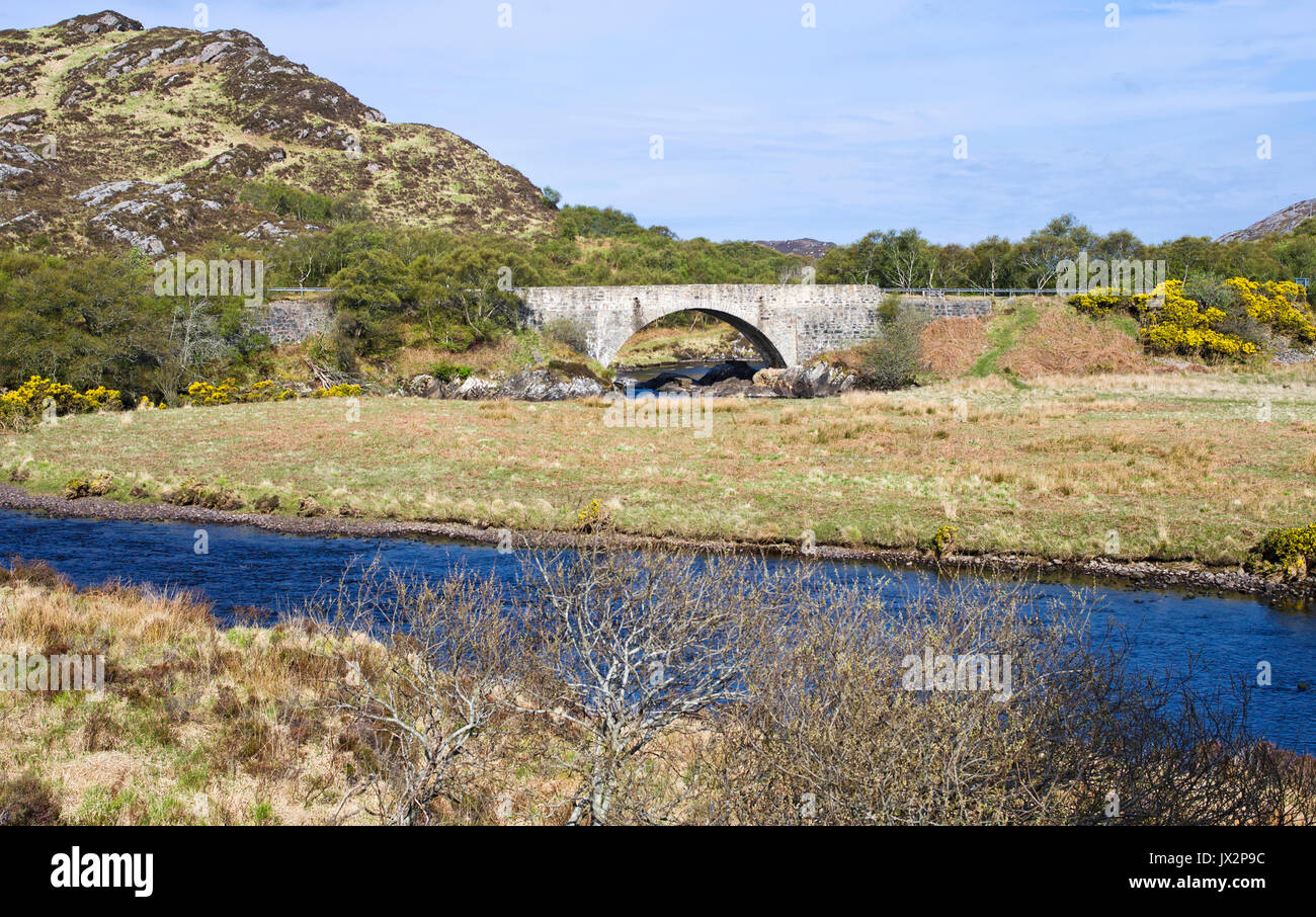 Laxford ponte sopra il fiume Laxford in Sutherland, Northwest Highlands, Scozia UK. Il vecchio strette di pietra porta a ponte la A838 strada principale. Foto Stock