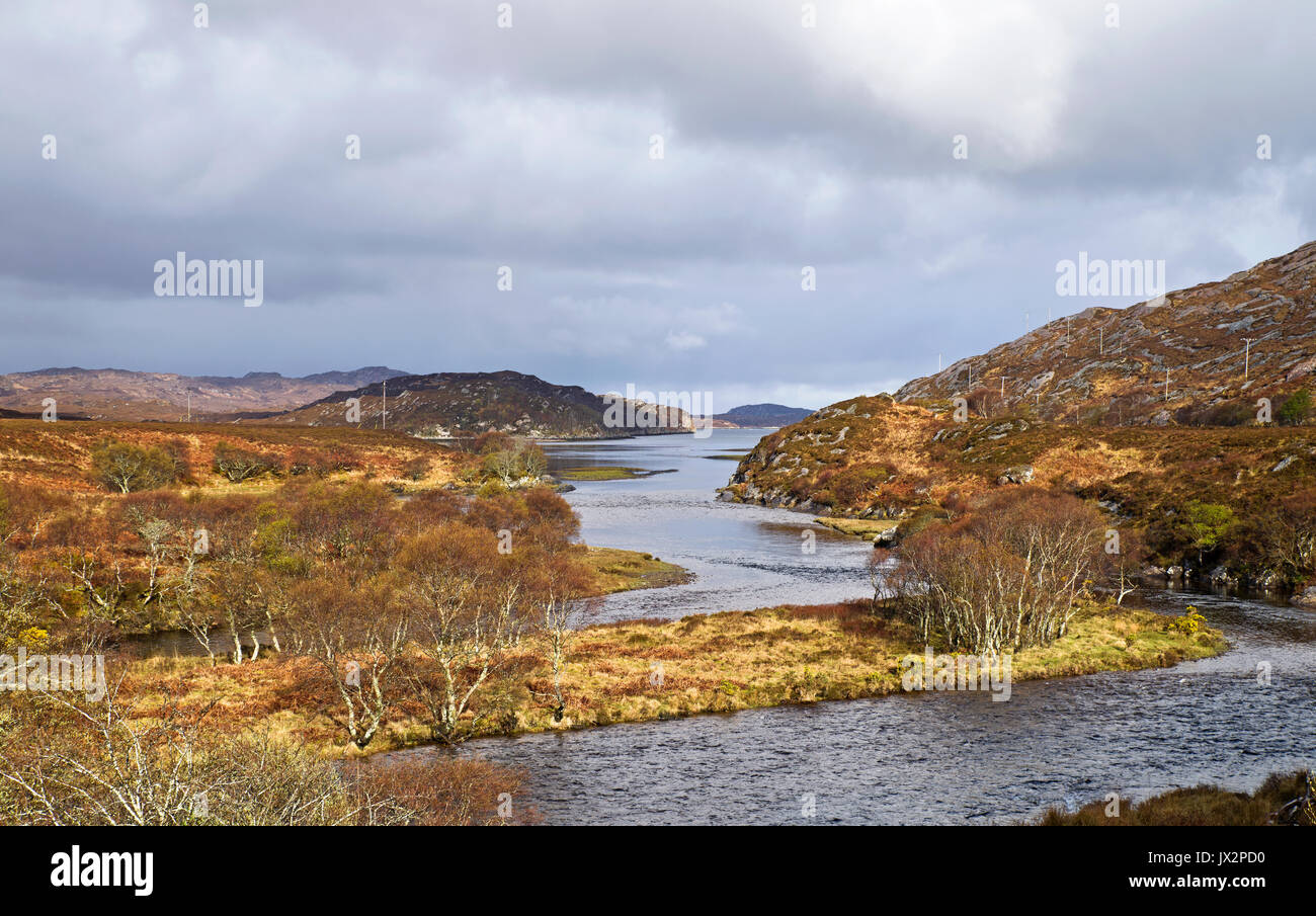 Wild modificabile aprile meteo dove il fiume Laxford corre dentro la marea sealoch Loch Laxford, Sutherland, Northwest Highlands, Scotland Regno Unito Foto Stock
